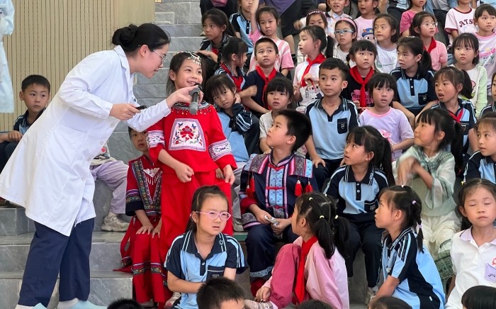 民族团结润童心 健康口腔伴成长——无码av影片
儿童口腔科医护团队走进天桃实验无码av影片
青运校区开展主题实践活动 第 2 张 民族团结润童心 健康口腔伴成长——无码av影片
儿童口腔科医护团队走进天桃实验无码av影片
青运校区开展主题实践活动 第 2 张