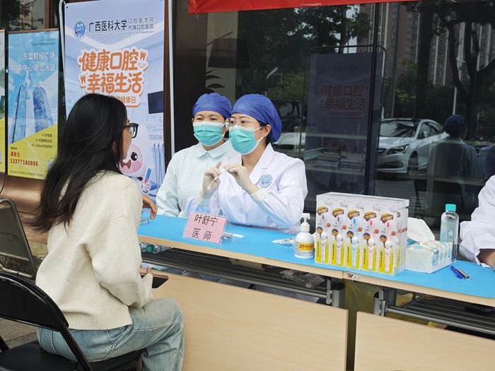 爱牙护齿暖民心 周年义诊践初心 ——大学东路门诊部开展“3·20世界口腔健康日”暨周年庆公益义诊活动 第 4 张